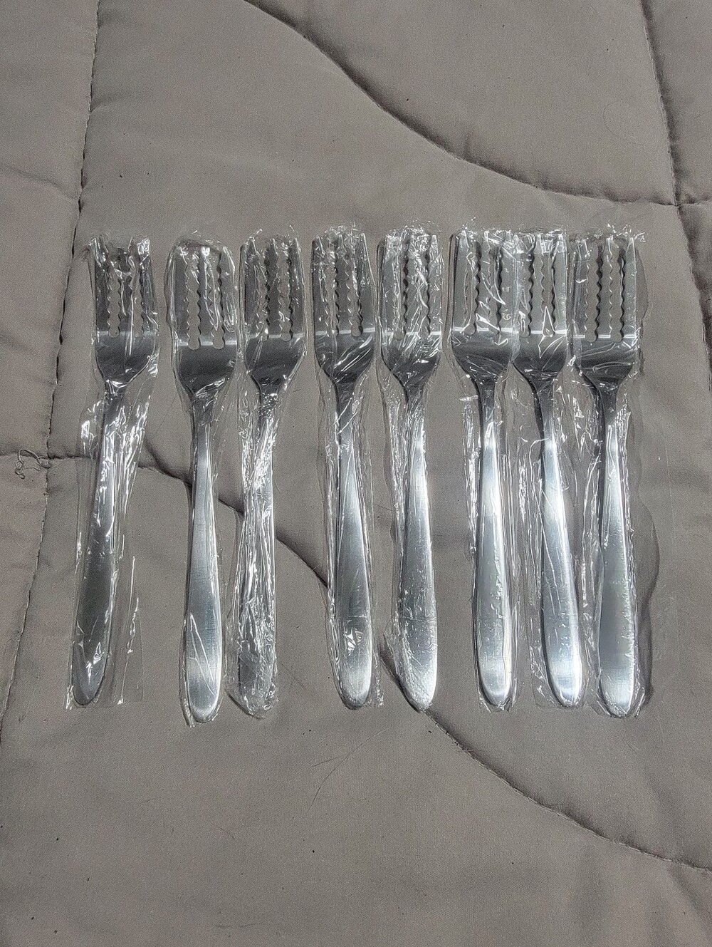 New Superior Stainless serrated edge cutting fork flatware Fruit Salad -Set of 8